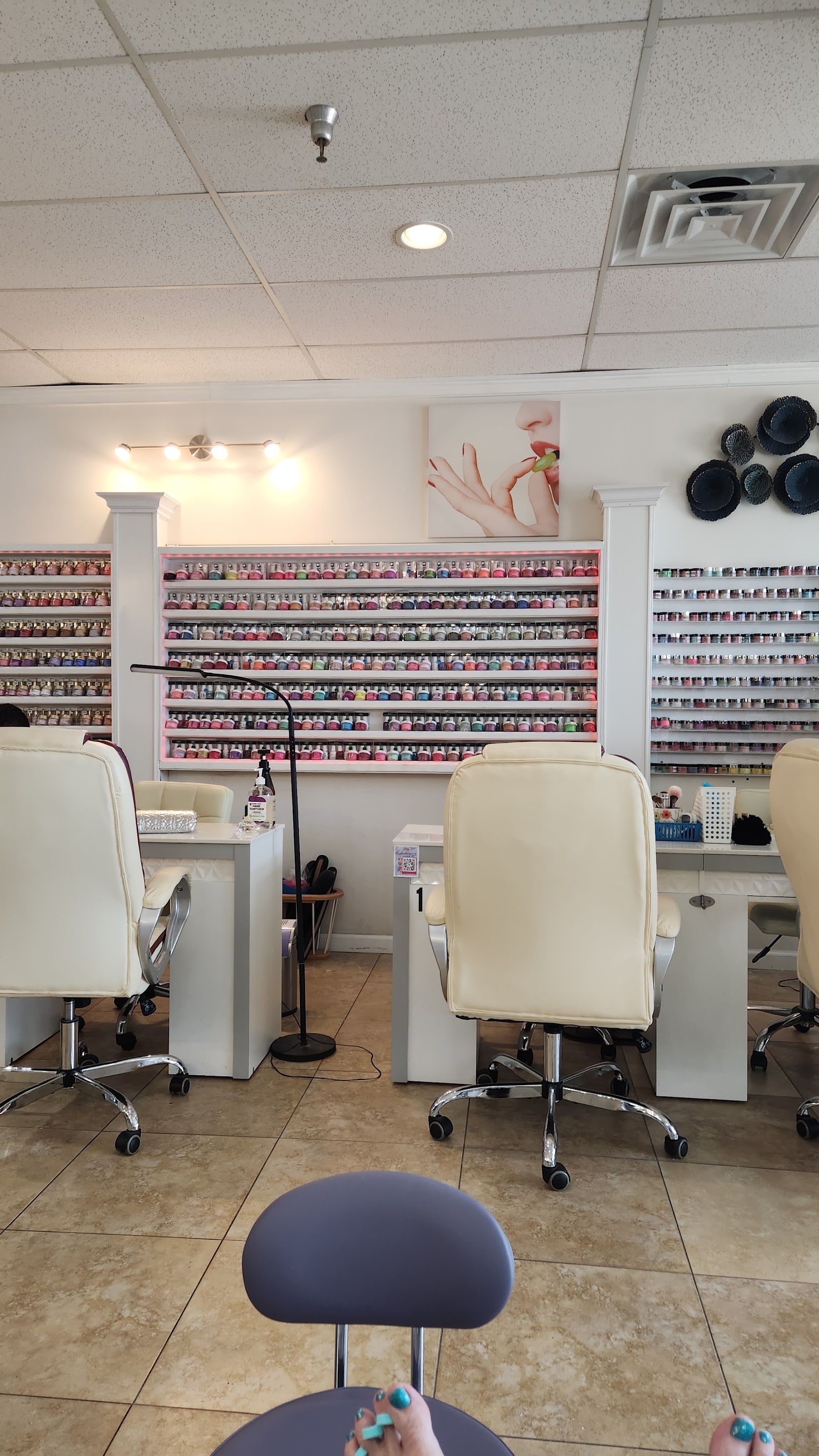 LaBella Nails logo